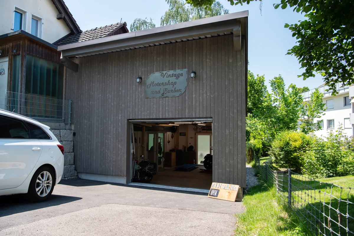 Blick auf eine Garageneinfahrt.
